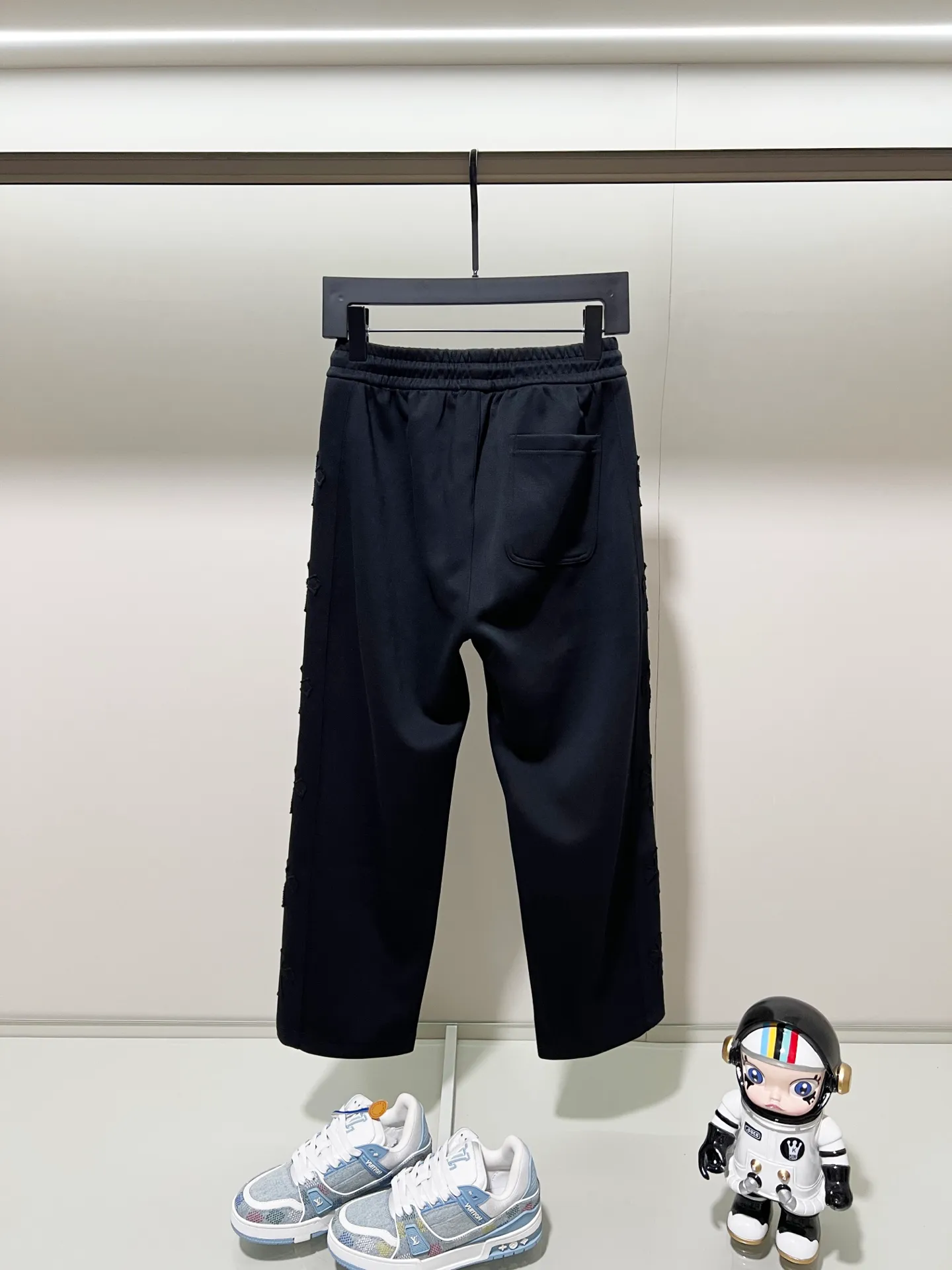 P260 chromehearts/Chrome heart selected 400g custom fabric sweatpants, classic side patch cross embroidery🪡hardware crafts logo, official synchronization, 1:1 original mold opening, fashion personality, versatile trend, pure original quality, original washed fabric, tag, collar label, washed wheat, complete three labels, color: black, gray. Size: M-3XL